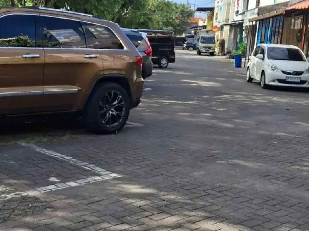 Disewakan ruko kantor EXOTIC semi furnished jalan utama by pass Tuban dekat airport Ngurah Rai, Bali - Image 7 of 8