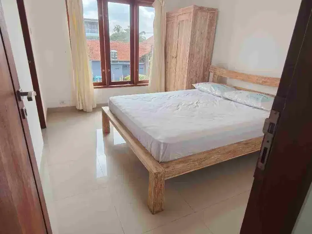 Villa 2 Kamar 1 kantor semi Furnished lokasi premium Canggu 5 menit ke Pantai berawa bebas banjir SHM - Image 5 of 10