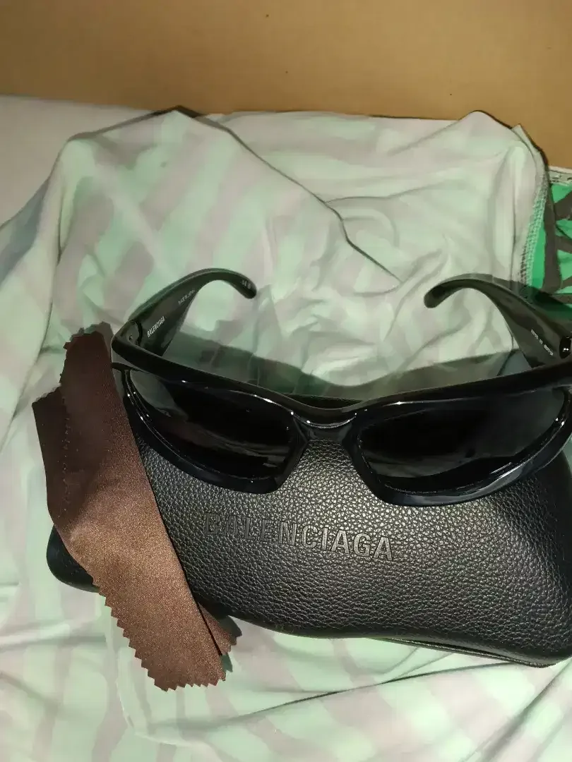 Balenciaga style wrap sunglasses ori - Image 3 of 10