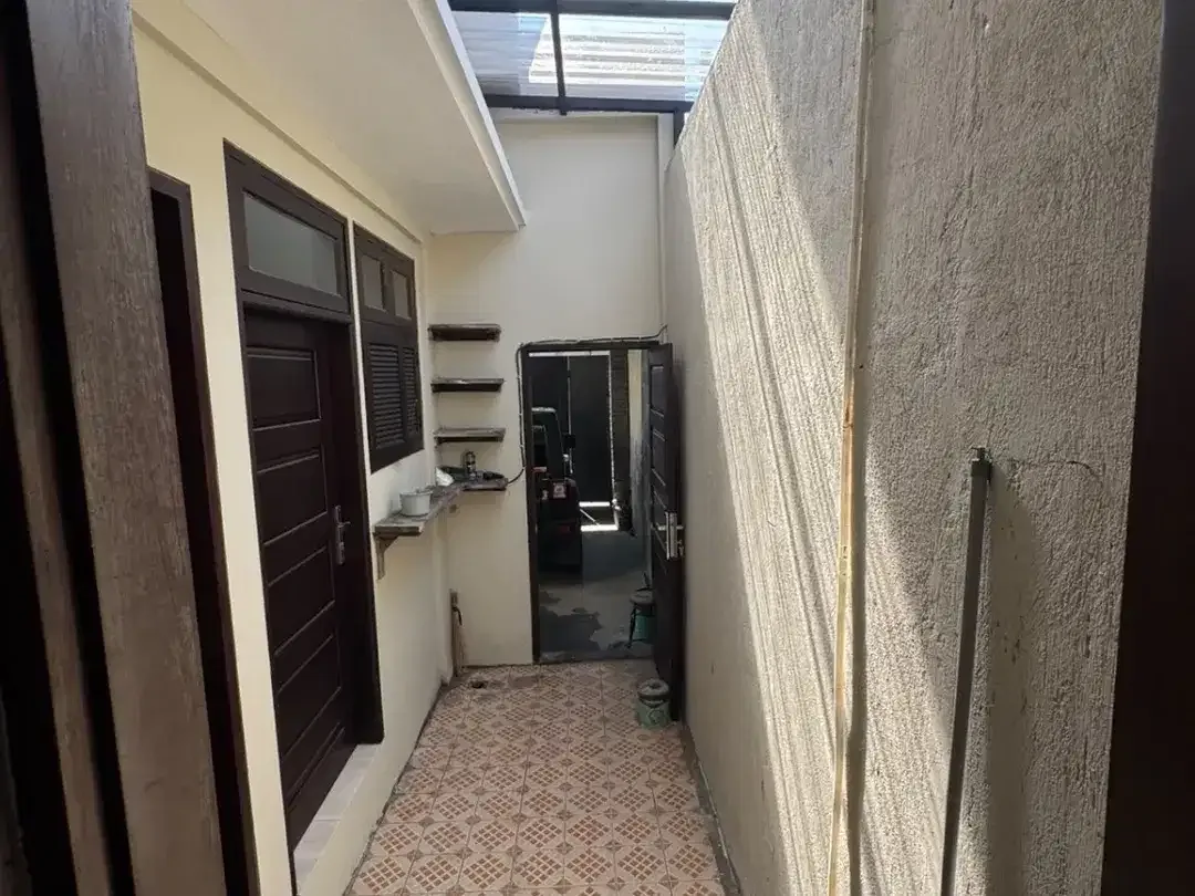 DISEWAKAN RUMAH MEWAH 2 LANTAI 5 KAMAR DI KAWASAN STRATEGIS RENON - Image 7 of 10