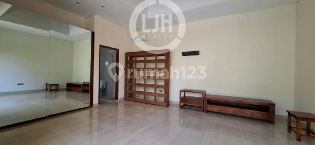 Villa At Jimbaran With Good Access, Well Maintained, Located In Residential Area, Surrounded By Villas, Close To Balangan Beach, Garuda Wisnu Kencana Cultural Park And Sidewalk Jimbaran - Image 4 of 4