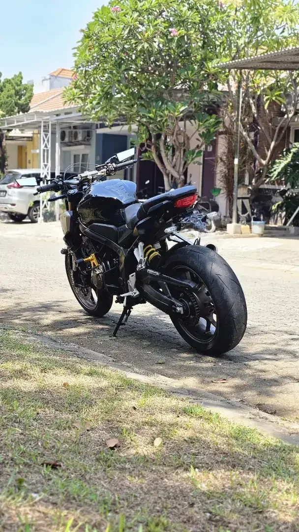 Honda CB650R Neo 2022 warna black, kondisi cakep, siap pakai. No PR. - Image 2 of 10