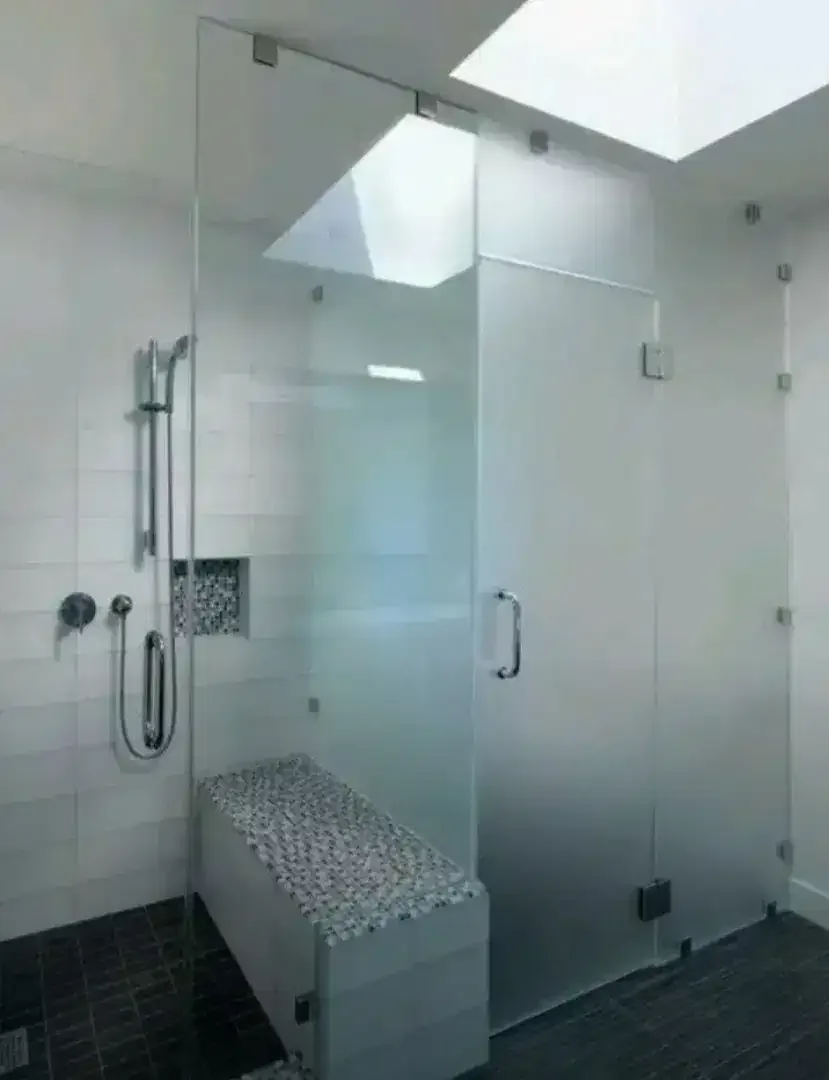 Pasang pembatas ruangan kamar mandi dengan stiker Sanblas &Kaca Film - Image 1 of 1