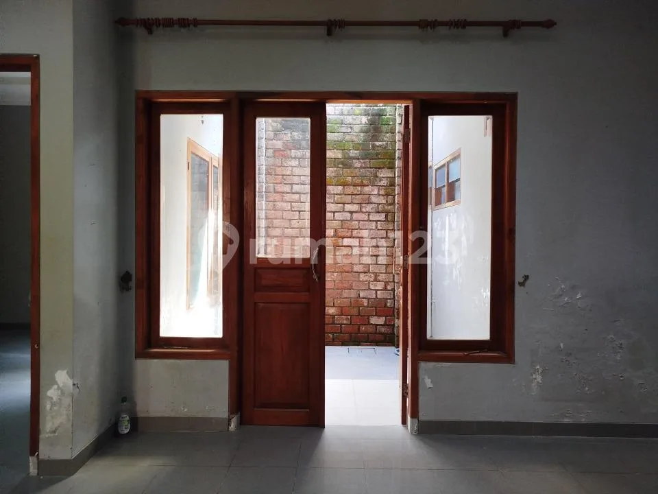 Rumah 1 Lantai Ruang Keluarga Besar Lingkungan Tenang Kawasan Premium Dekat - Image 4 of 4