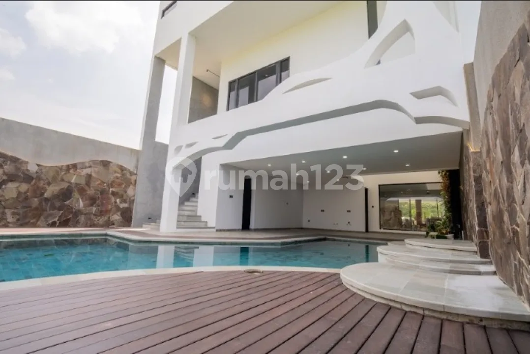 Villa Mewah 4 Lantai View Laut & Gunung Selangkah ke Pantai Sanur - Image 1 of 4