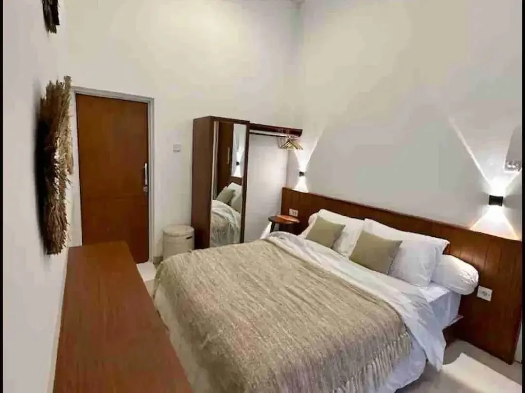 Jual Villa Fully Furnished di Kerobokan Bali – Private Pool, SHM, Cluster One Gate, Dekat Pantai Berawa - Image 3 of 7