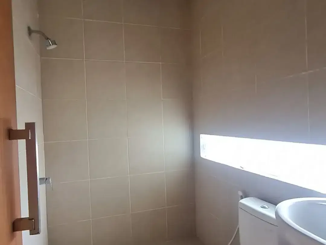 Rumah Eksklusif 5 Kamar Tidur Dijual di Denpasar Utara Area - Image 9 of 10