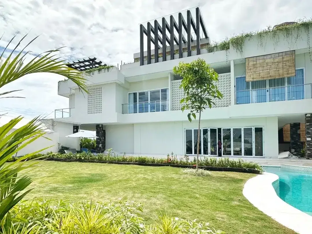 Leasehold - Luxury villa with breathtaking views of majestic mountains - Image 1 of 10