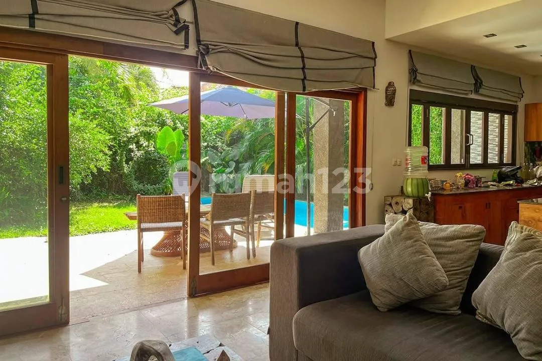 Villa Mewah Dekat Pantai Jimbaran | Full Furnished & SHM - Image 1 of 4