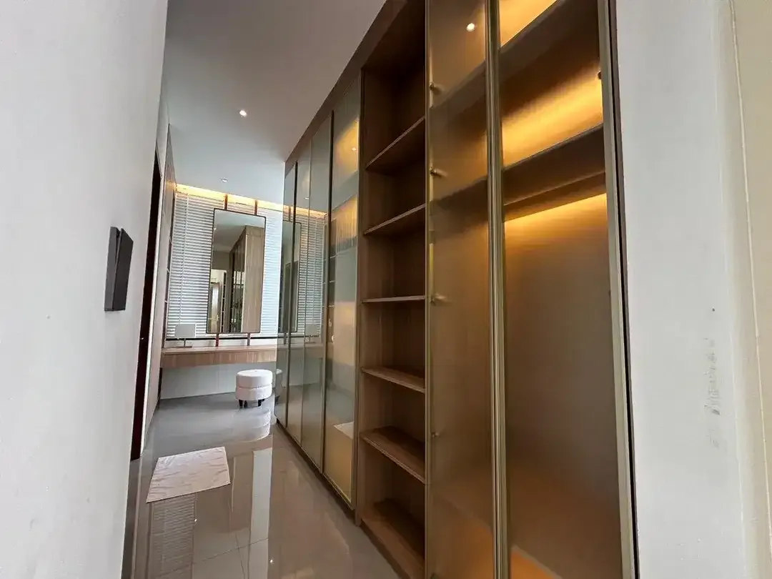 Villa 4 BR Mewah dengan Lift di Seminyak - Image 6 of 10