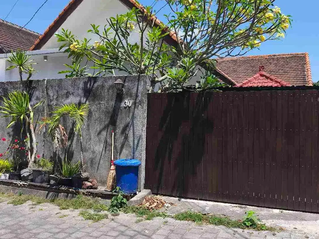 2 BEDROOMMS FULL FURNISHED VILLA DI JALAN GUNUNG SALAK KEROBOKAN - Image 1 of 10