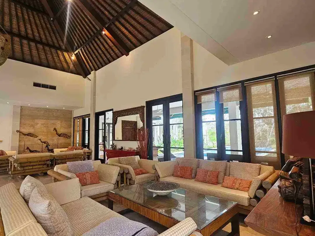 Timeless Tropical Luxury Villa Mansion di Area Jimbaran, dekat Four Season Hotel - Image 4 of 9