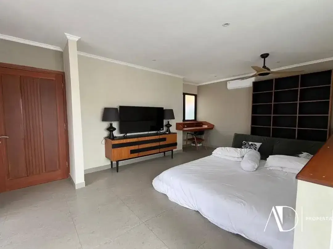 FREEHOLD | CONTEMPORARY 2-BEDROOM VILLA NEAR SEMINYAK - Image 5 of 10