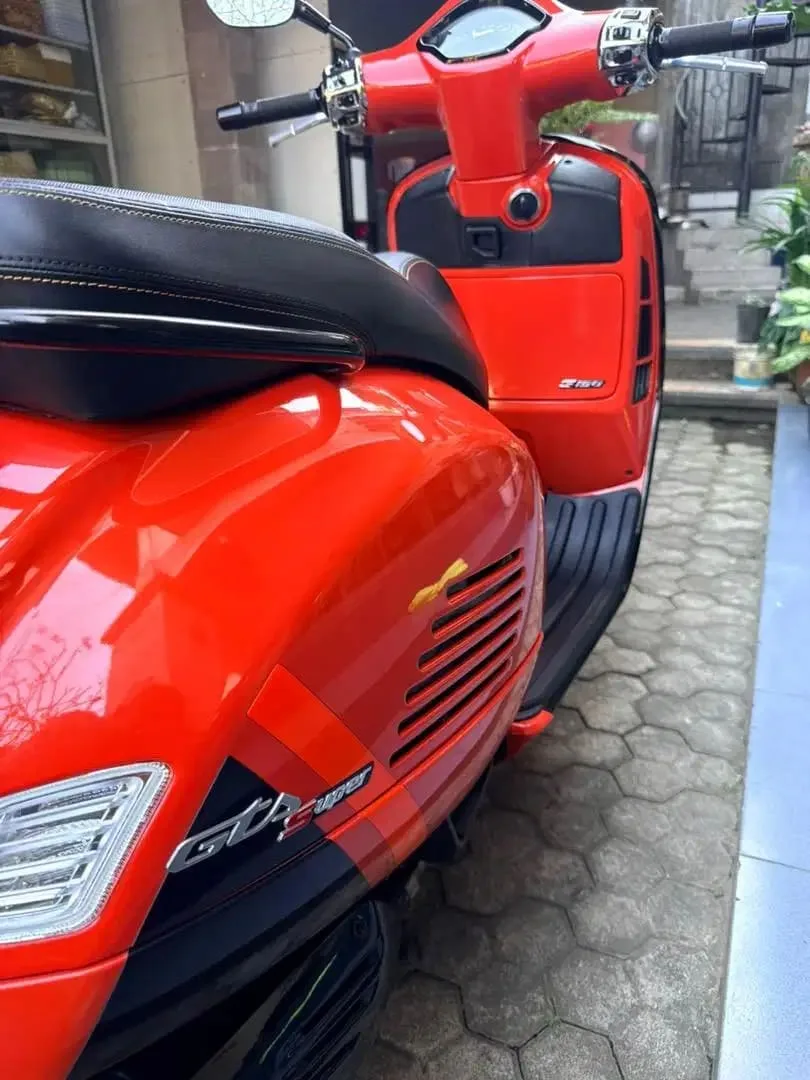 Vespa GTS Super Sport 150 Orange Tramonto like new - Image 5 of 5