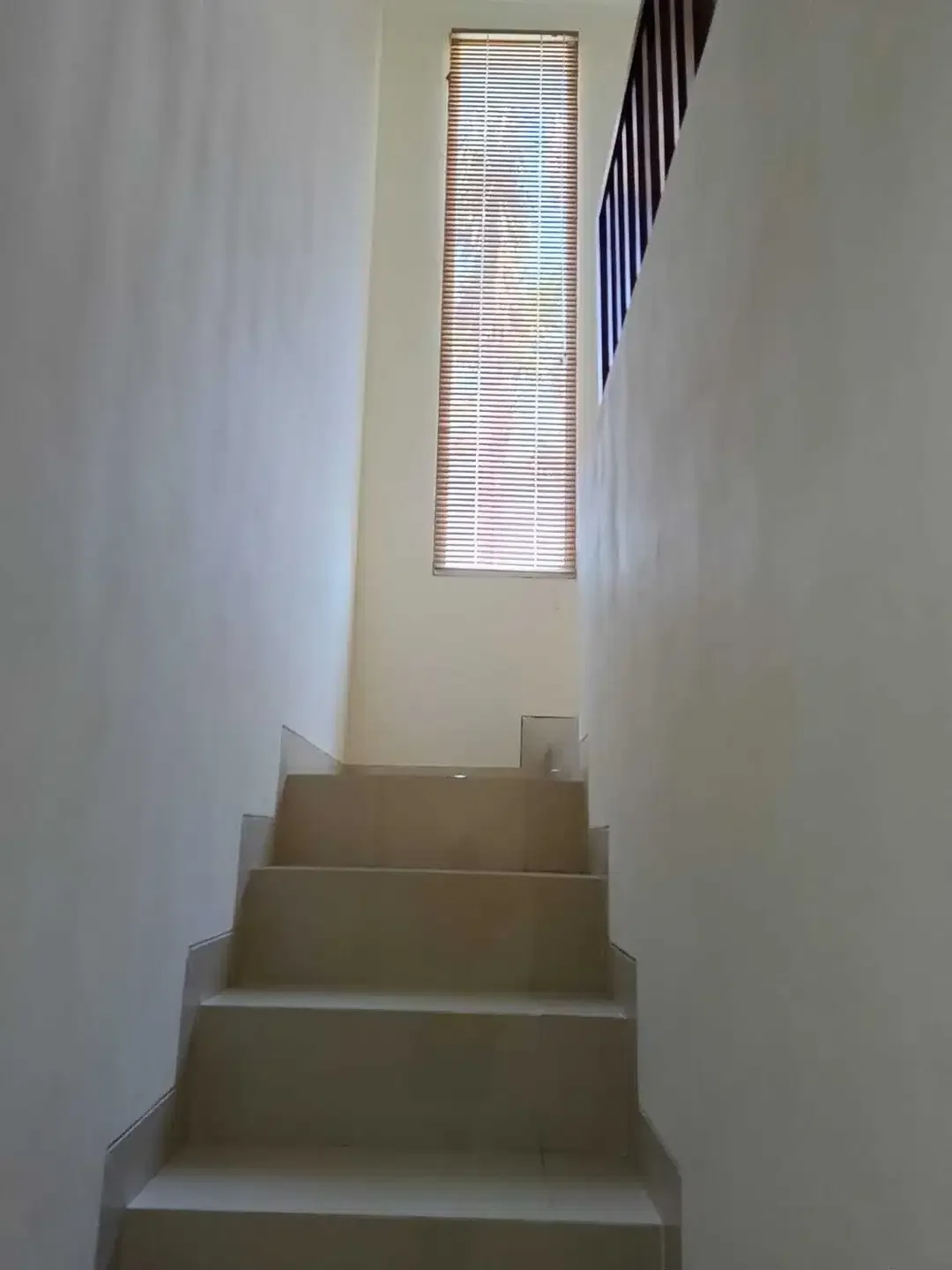 DI JUAL RUMAH SIAP HUNI SEMI FURNISHE NYAMAN TERAWAT DI JIMBARAN BALI - Image 6 of 10