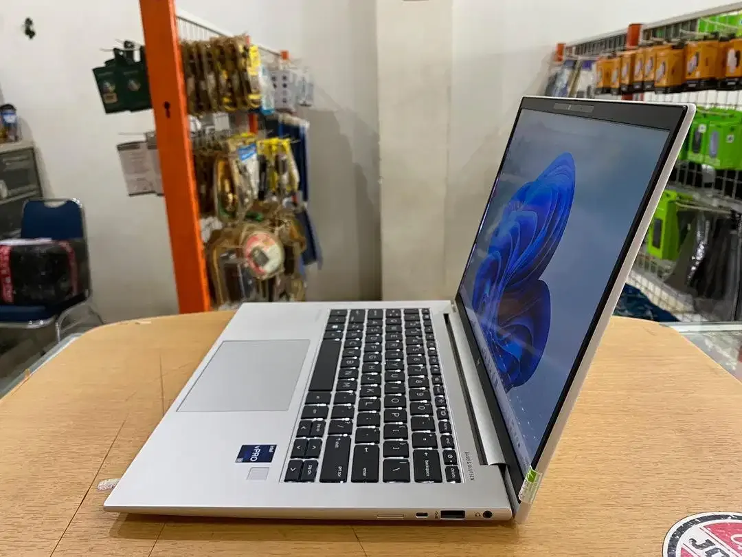 Laptop HP Elitebook 840 G9 Core i7Gen12 Ram 16GB SSD 256GB Slim Mulus - Image 3 of 10