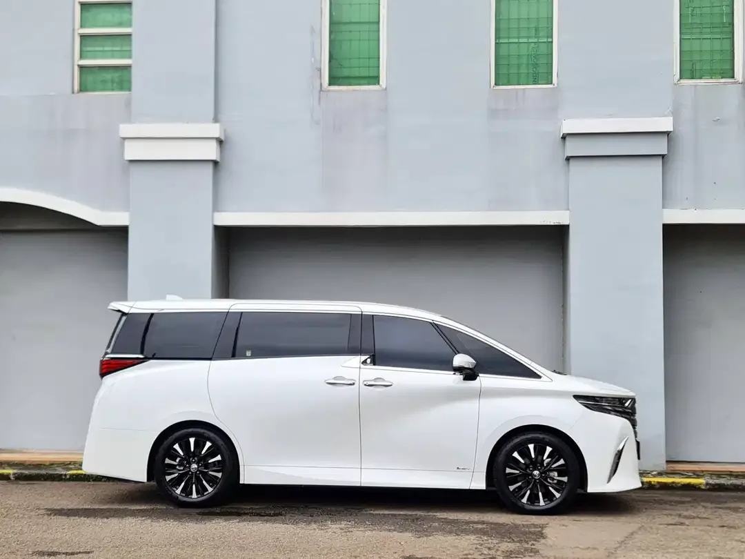 Toyota Alphard Hybrid - Image 6 of 10