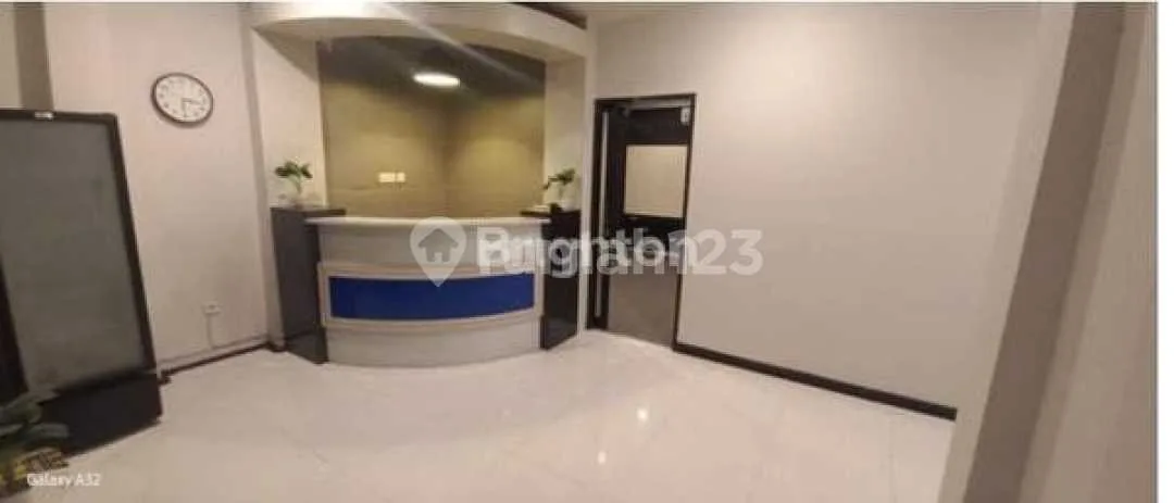 Ruko Strategis Kuta, 3 Lantai Fully Furnished - Image 2 of 4