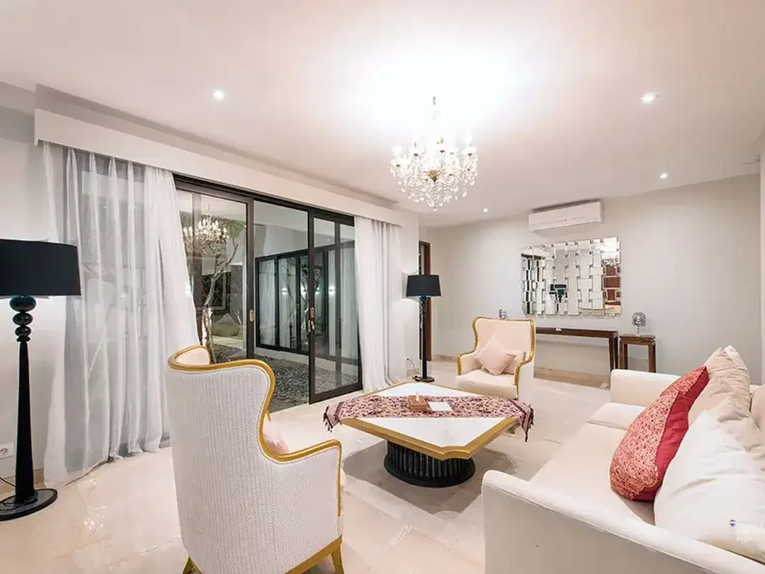 Villa with comfortable furniture for sale in Kuta Selatan. - Image 7 of 10