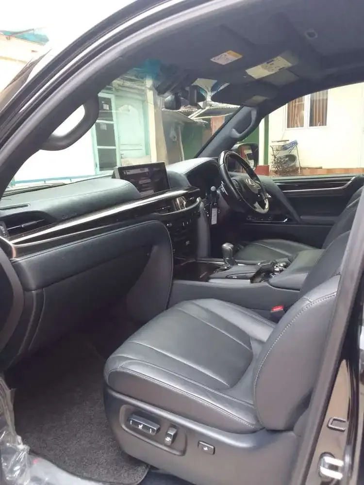 Lexus LX570 2018 Bensin - Image 7 of 9