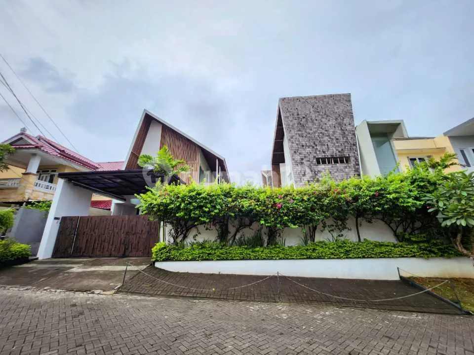 FLASH SALE Modern Tropical 5BR Villa Puri Gading Jimbaran Bali Freehold 4 Are Semi Furnished Near GWK - Image 1 of 4