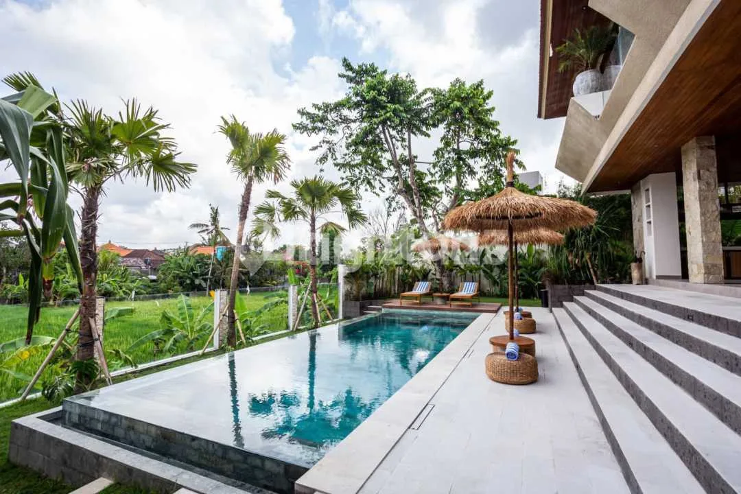 Villa Tropis Mewah Modern Dengan Pemandangan Sawah Hijau Lokasi Canggu - Image 2 of 4