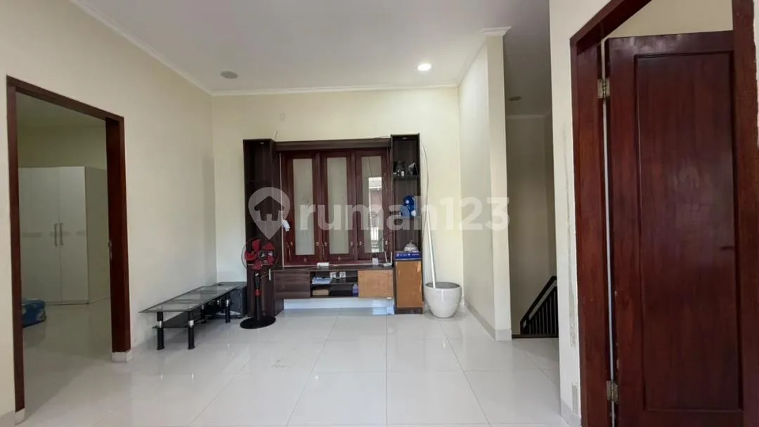 Rumah 2 Lantai Dijual di Jimbaran 5 Kamar Tidur | Lokasi Strategis | Lingkungan Tenang - Image 4 of 4