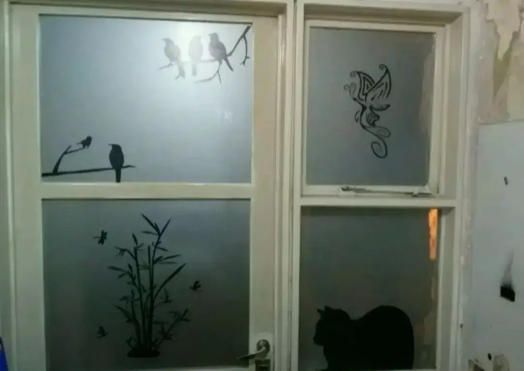 Ini banyak stiker kaca yang bercorak ada Sanblas motif dan Kaca Film - Image 1 of 1