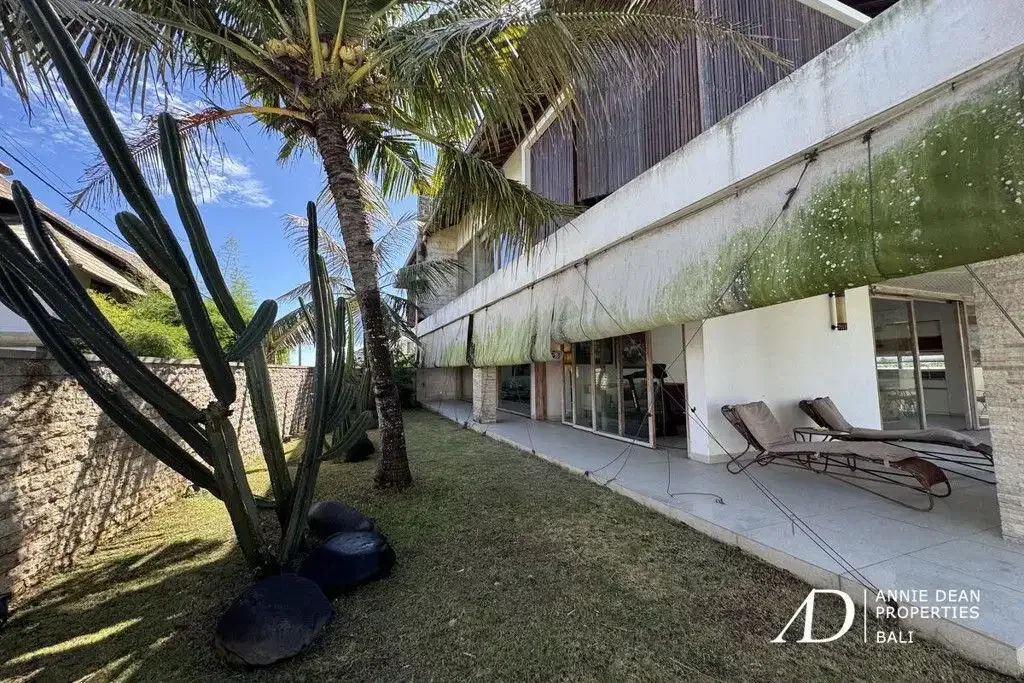 FREEHOLD | CLASSIC MODERN VILLA WALK TO THE BEACH IN CEMAGI - Image 6 of 10