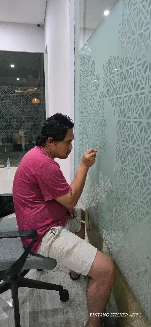 Pemasangan sticker sunblast di kamar mandi, ada riben kaca film - Image 2 of 2