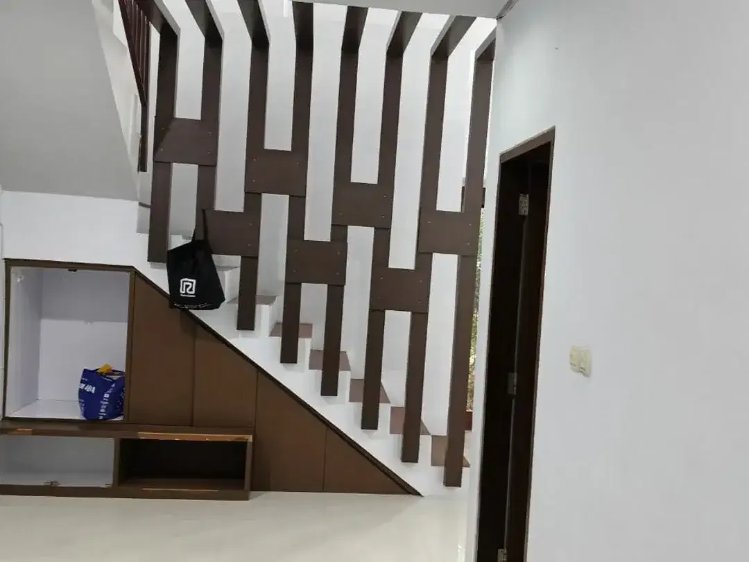 FOR RENT 3BR KAWASAN STARTEGIS SEMI FURNISHED DI PUSAT KOTA RENON - Image 9 of 10