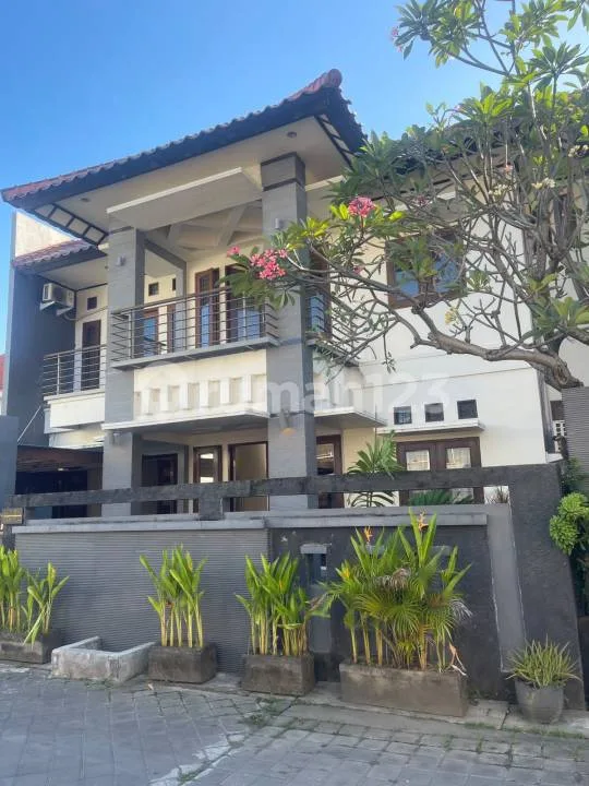 Disewakan Rumah Lingkungan Nyaman Dalam Kota Sangat Strategis - Image 1 of 4