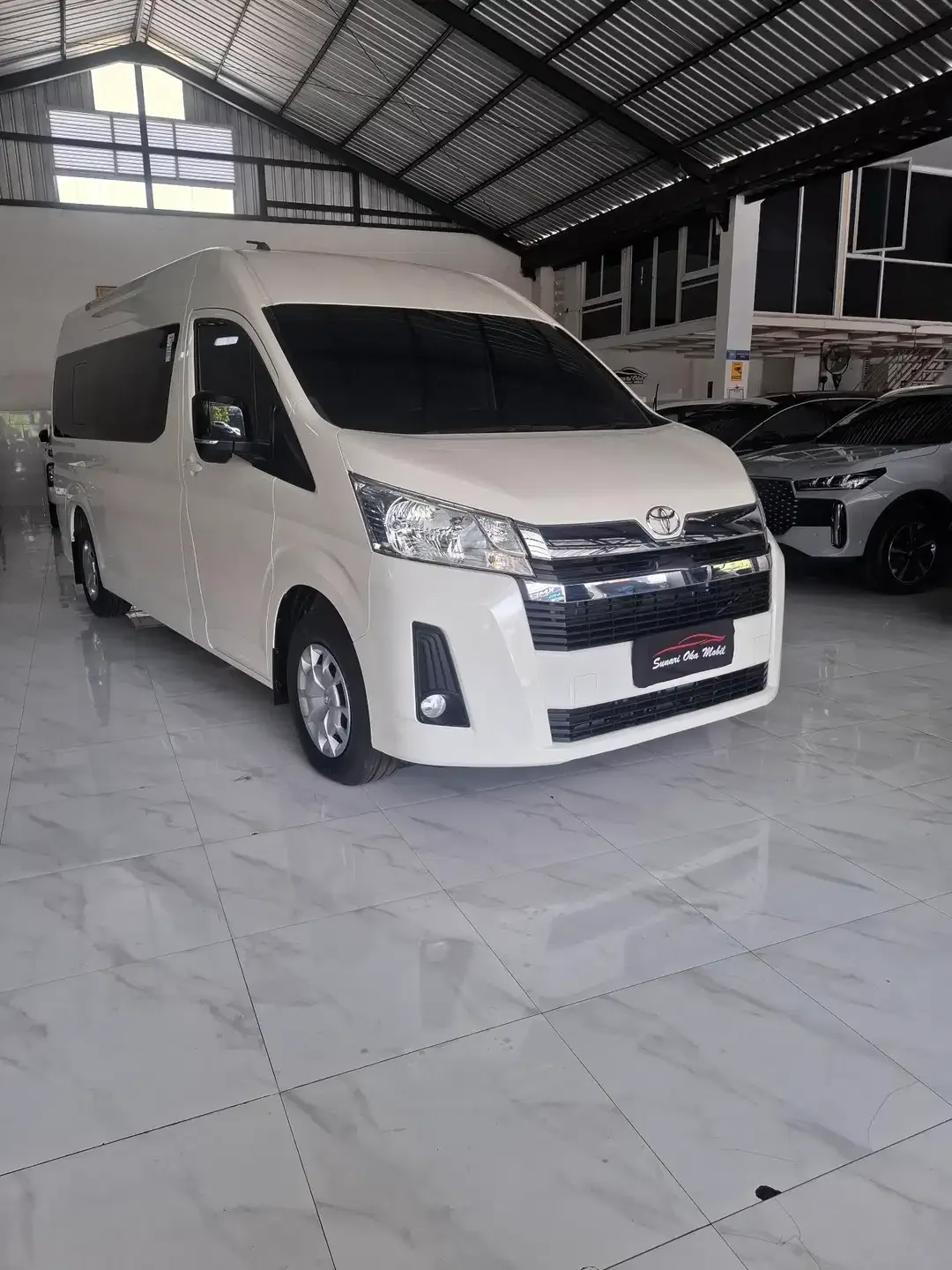 Toyota Hiace PREMIO 2.8 - Image 1 of 7