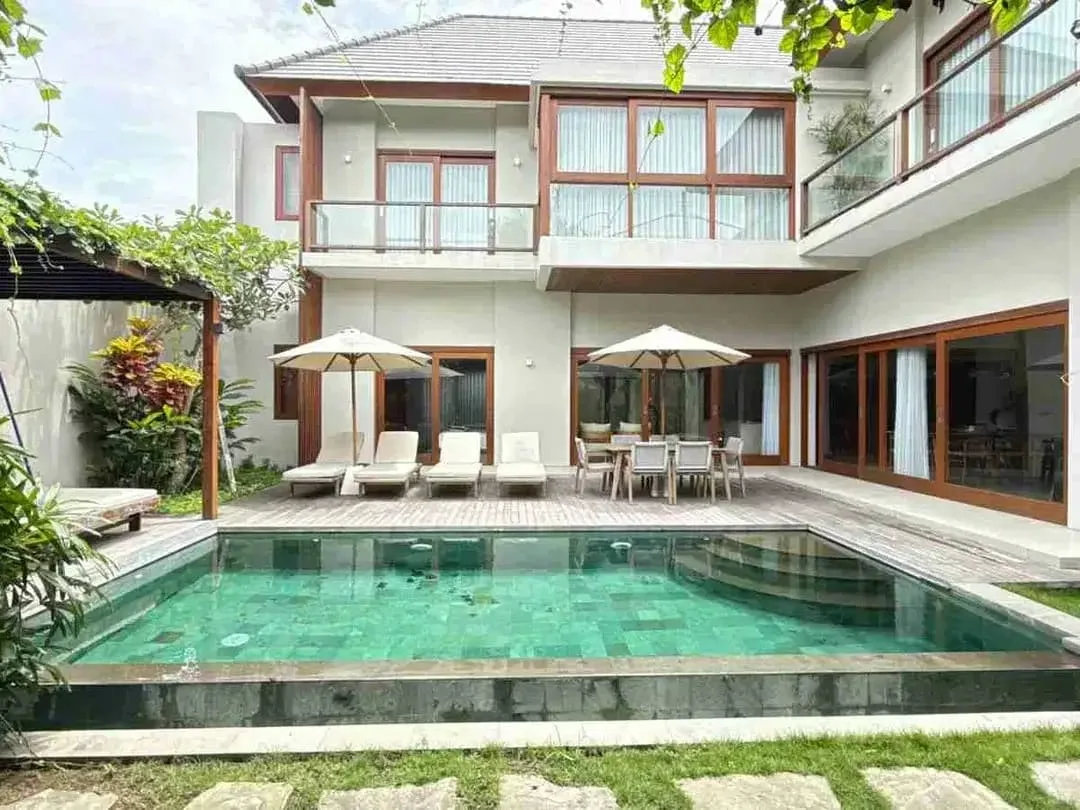 Villa Mewah Kontemporer Umalas Dekat Canggu dan Seminyak - Image 1 of 10