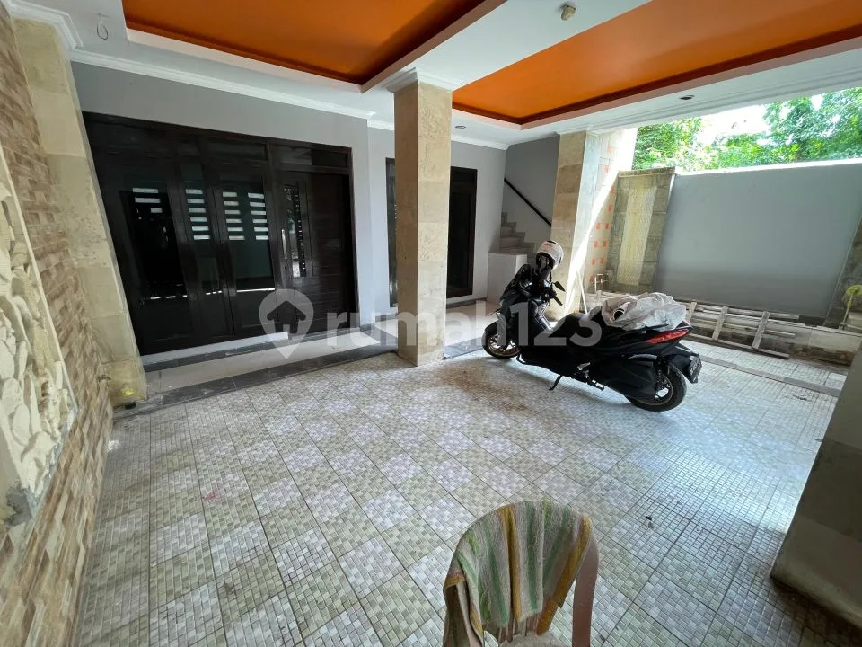 Rumah 3 Lantai Siap Huni Dekat Pantai Jimbaran dan Sidewalk Mall - Image 3 of 4