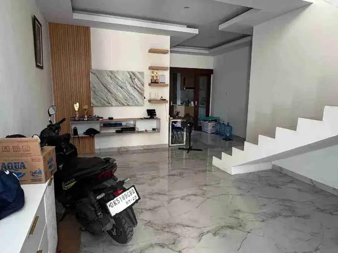 Rumah Lokasi Strategis di Gatsu Barat Denpasar-Carport 2 Mobil+SHM - Image 2 of 9