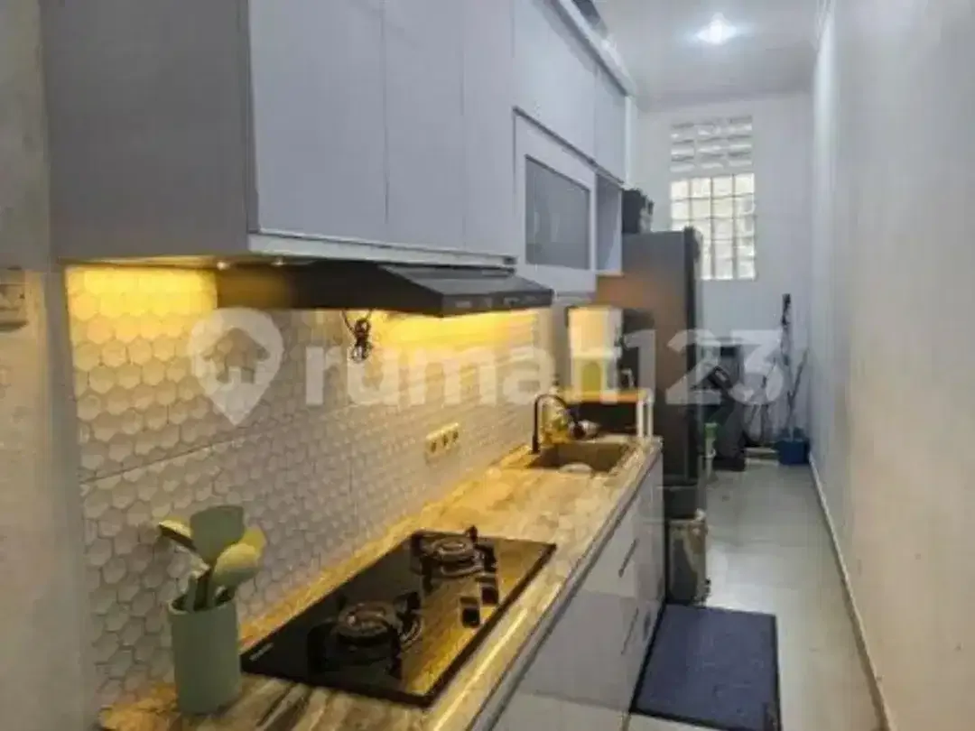 Rumah 2 Lantai Fully Furnished Padangsambian, One Gate Sistem Aman 24 Jam - Image 2 of 10