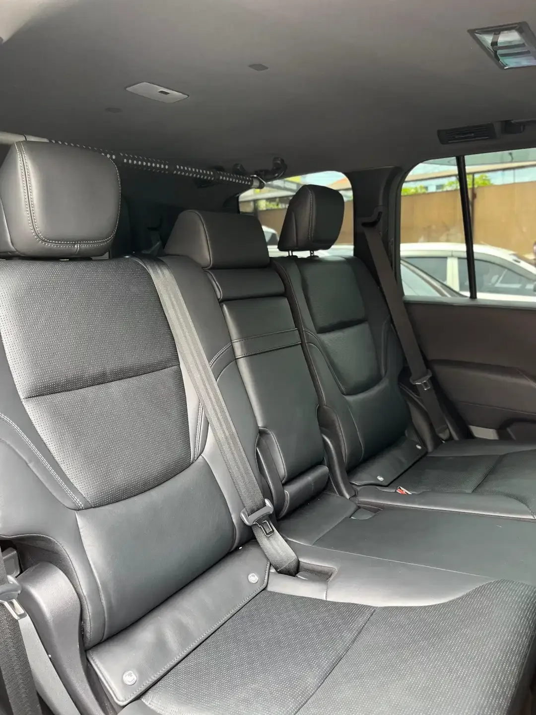 Toyota Land Cruiser VXR 2023 Hitam A/T 3.3cc - Image 9 of 10