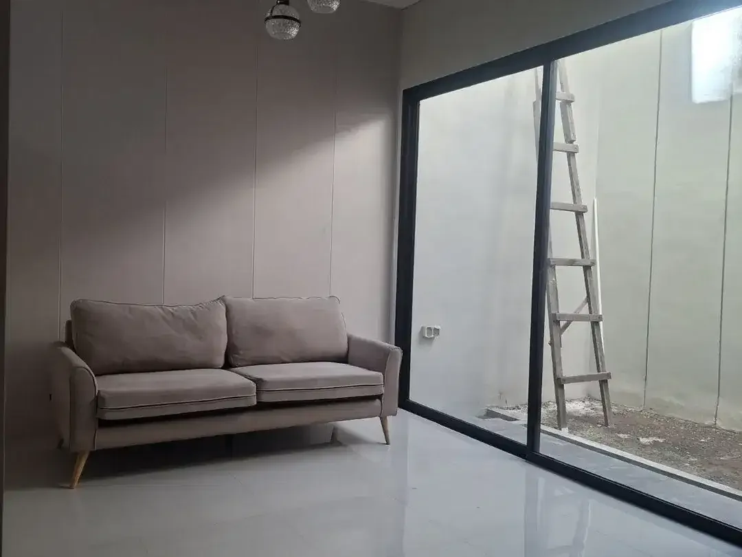 DIJUAL RUMAH 2 LANTAI FULLY FURNISHED SIAP HUNI KEROBOKAN AREA - Image 4 of 10