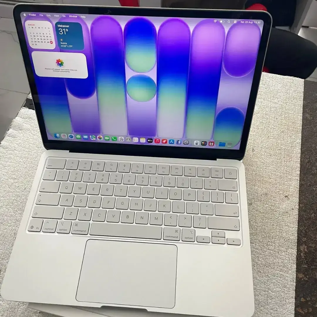 MacBook Neo 13-inch Warna Silver 8/256GB - Image 3 of 4