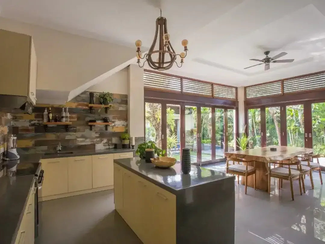Leasehold - Exquisite 4-Bedroom Estate Luxury Living with Pool, Gym, and Expansive Garden - Image 5 of 10