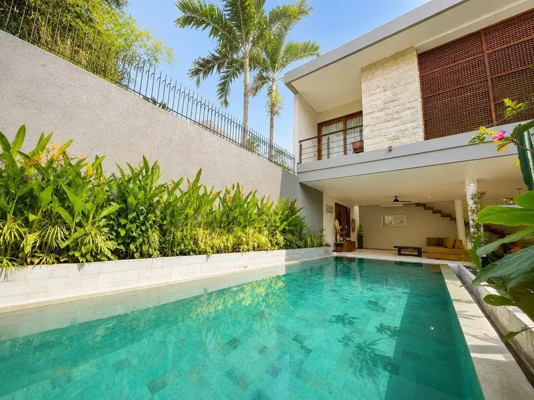 FOR SALE VILLA MODERN TROPIS PREMIUM LOKASI DEKAT NOOK DAN REVOLER UMALAS - Image 1 of 10