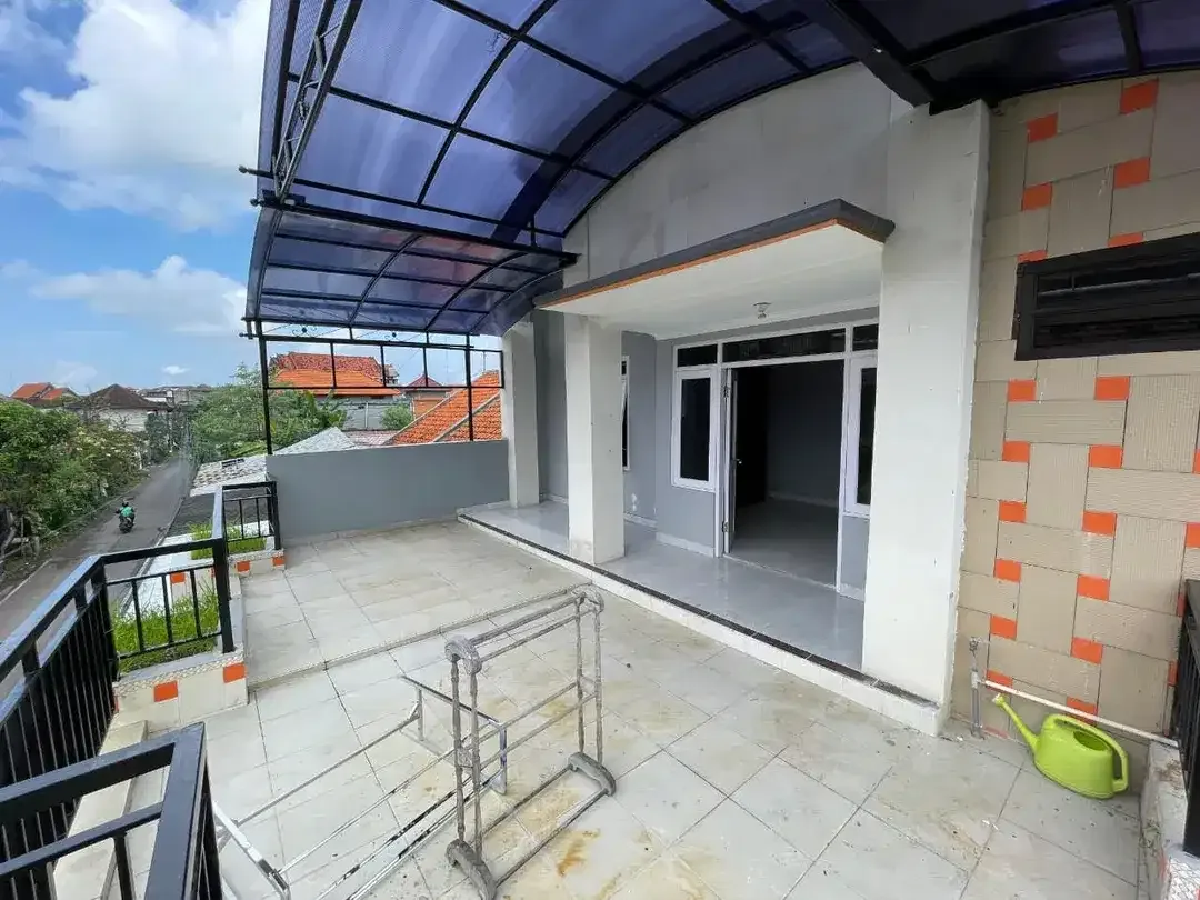 Dijual Rumah 3 Lantai Lokasi di Jl. Uluwatu 2, Jimbaran. - Image 8 of 10