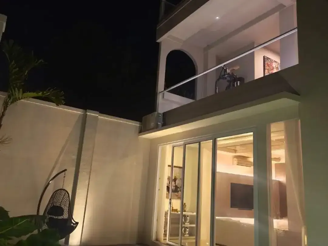 Rumah Mewah Fully Furnished 4 Kamar Tidur Dijual di Jimbaran - Image 2 of 8