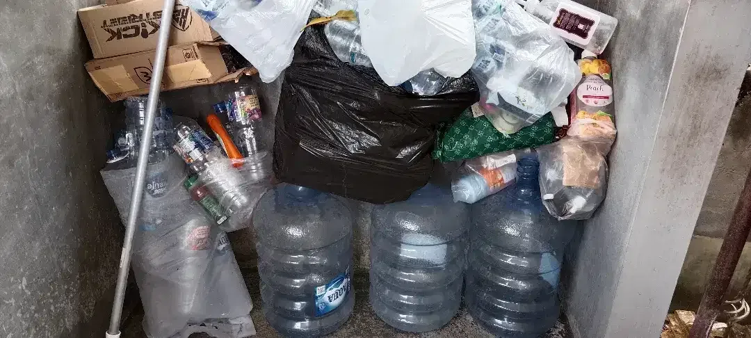 Galon bekas dan botol bekas - Image 2 of 3