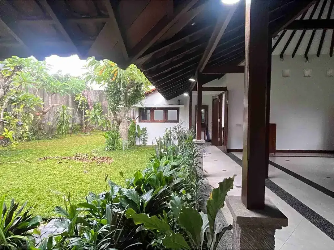 Disewakan Rumah 3 kamar luas 4 are di kawasan Elite Renon dengan halaman dan parkir luas - Image 8 of 10