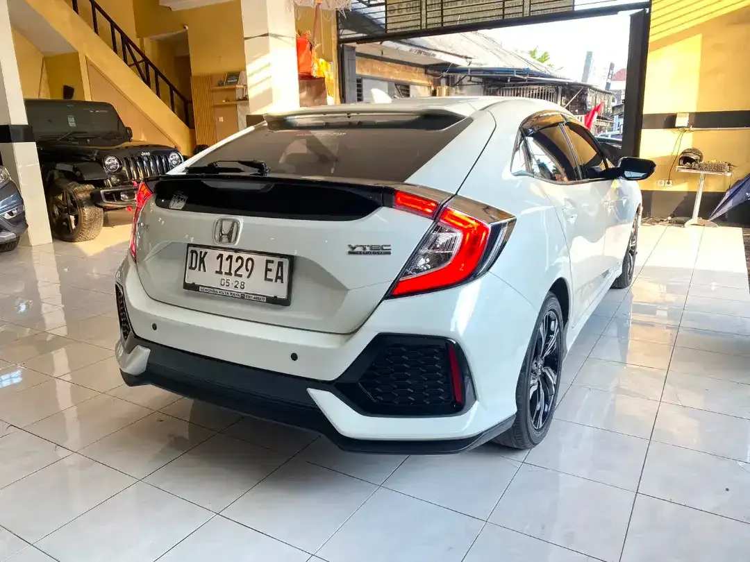 Honda Civic Turbo Hatchback 2018 Automatic - Image 8 of 10
