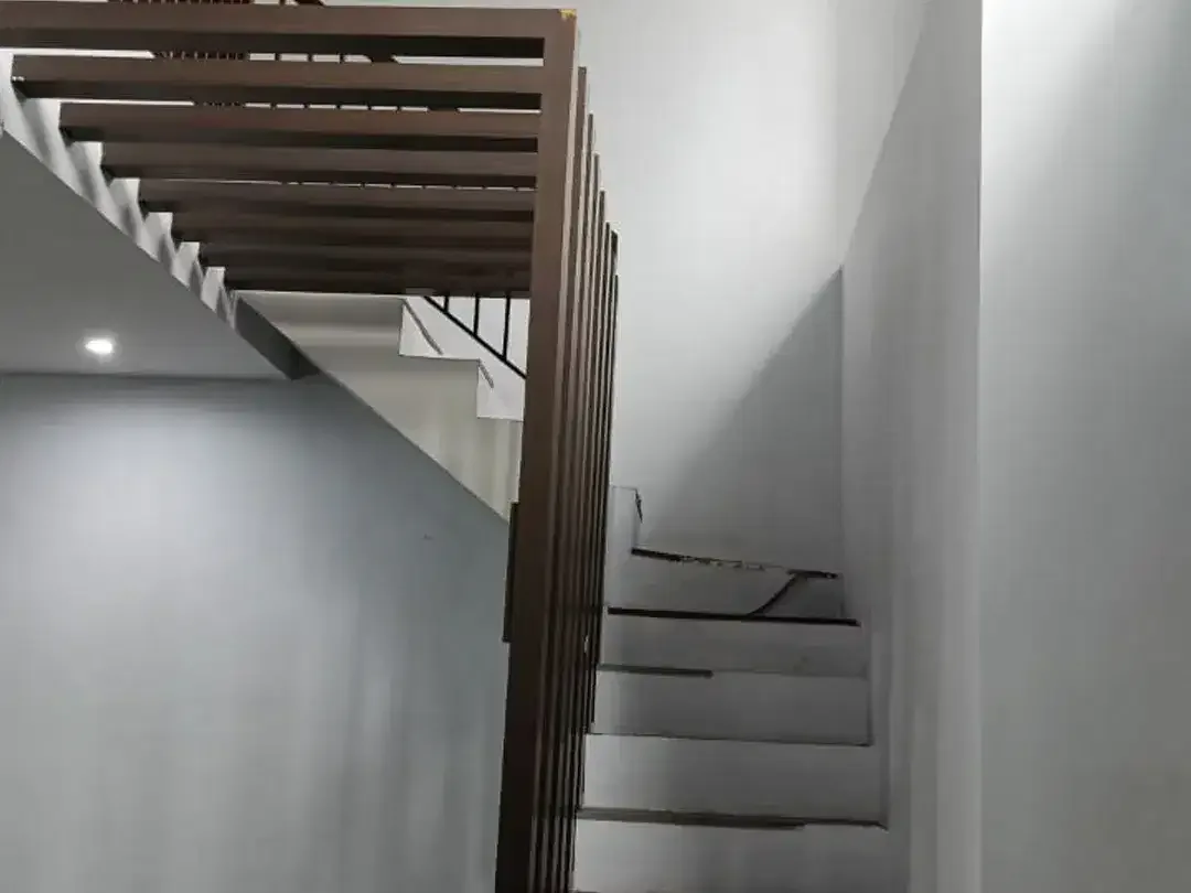 FOR RENT 3BR KAWASAN STARTEGIS SEMI FURNISHED DI PUSAT KOTA RENON - Image 3 of 10