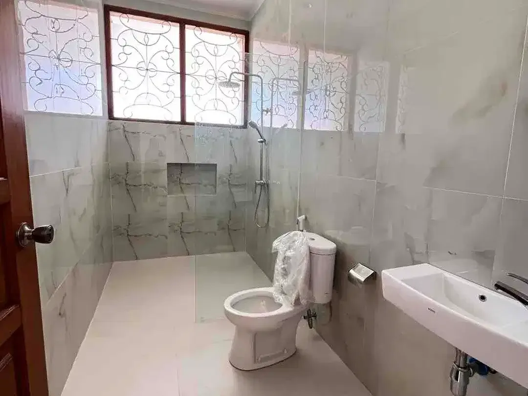 Disewakan rumah 2 lantai siap huni, tipe modern 4 Kamar Tidur - Image 9 of 10