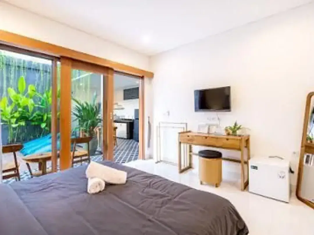 Dijual Guest House Siap Operasional dengan Lokasi Premium 7 Kamar Tidur, Kolam Renang dan Fully Furnished dengan Potensi Pendapatan Menarik - Image 8 of 10
